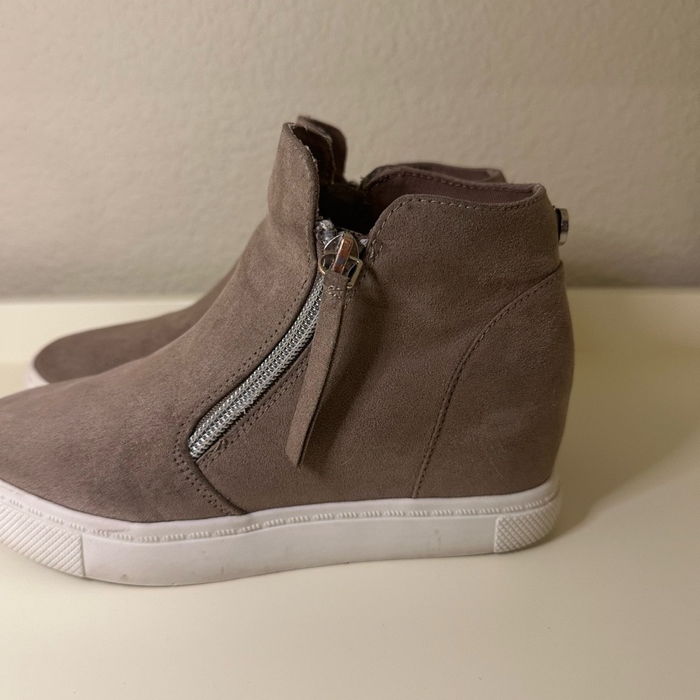 Steve Madden Kids Taupe Suede Boots